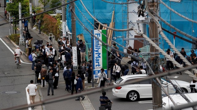 Petugas melakukan identifikasi, lokasi penikaman di Kawasaki, Jepang