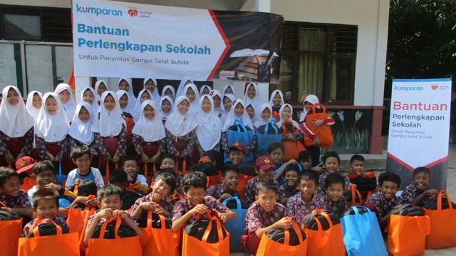 Anak-anak SD Kalanganyar 2, Pandeglang, menerima paket perlengkapan sekolah. Foto: Dok. Rumah Zakat