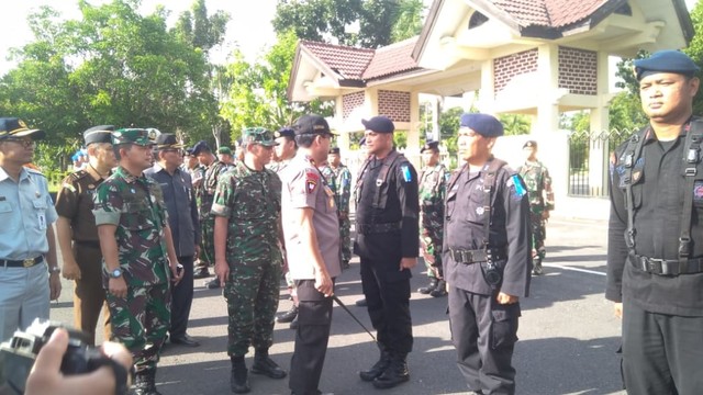 Kapolda Babel Brigjend Pol Istiono saat mengecek kesiapan pasukan pengamanan operasi ketupat menumbing 2019.
