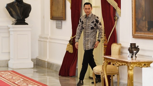 Komandan Komando Satuan Tugas Bersama (Kogasma) Partai Demokrat Agus Harimurti Yudhoyono (AHY) saat bertemu Presiden Joko Widodo di Istana Merdeka, Jakarta. Foto: ANTARA FOTO/Wahyu Putro A