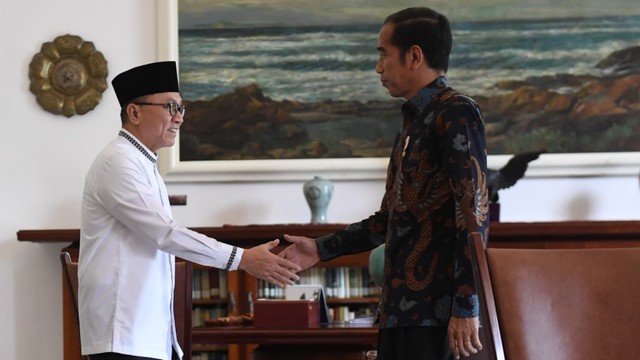 Presiden Joko Widodo (kanan) menerima kedatangan Ketua MPR Zulkifli Hasan (kiri) di Istana Bogor, Jawa Barat. Foto: ANTARA FOTO/Akbar Nugroho Gumay