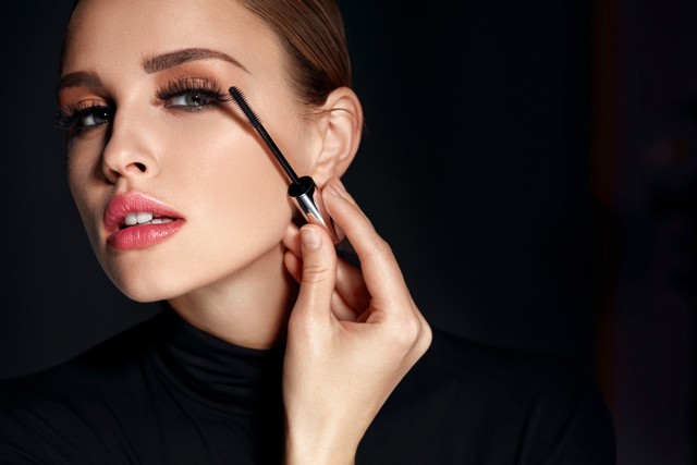 Tips agar makeup tahan lama saat lebaran. Foto: Shutterstock