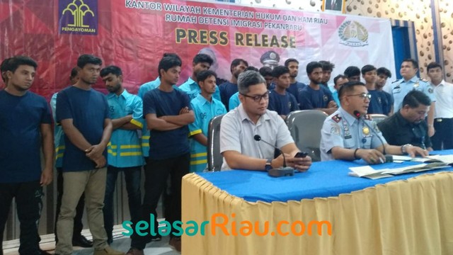 KEPALA Rudenim Pekanbaru, Junior Sigalinging saat ekspose 20 Warga Negara Bangladesh yang ditangkap Polres Dumai sebelum diserahkan ke Rumah Detensi Pekanbaru, Selasa, 28 Mei 2019. 