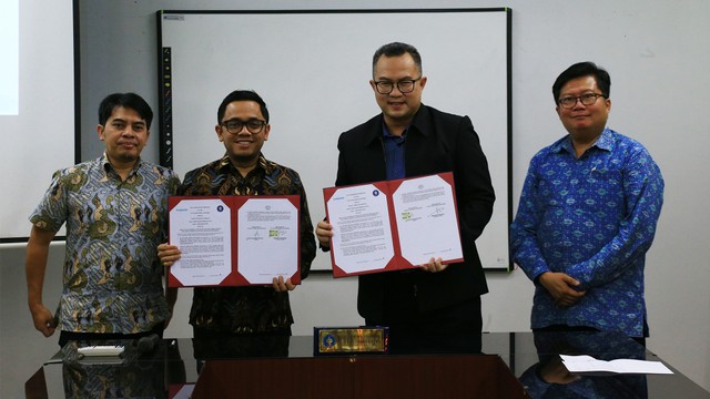 (ki-ka) Pemimpin redaksi Kumparan Arifin Asydhad, CEO Kumparan, Hugo Diba, bersama Rektor Institut Pertanian Bogor (IPB), Arif Satria. Foto: Aditia Noviansyah/kumparan