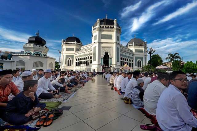 Umat Muslim di Medan seusai melaksanakan Salat Idul Fitri. Foto: Shutter Stock