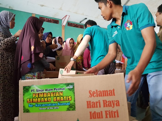 Pembagian sembako gratis oleh PT. SAP kepada masyarakat Kumai di Aula Kantor Kecamatan Kumai. (Foto: Joko Hardyono)