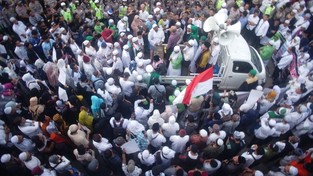 Aksi unjuk rasa ratusan warga Palembang di Mapolda Sumsel. (foto: abp/Urban Id)