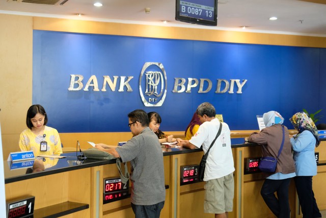 Nasabah Bank BPD DIY melakukan transaksi di teller. Foto: Istimewa.