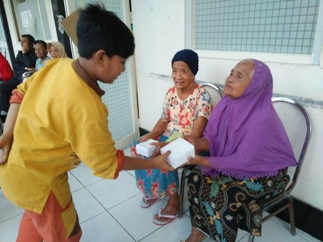 Salah satu siswa SD Muhammadiyah 24 Surabaya menggelar buka bersama di UPTD Griya Werdha Surabaya. Foto : Amanah Nur Asiah/Basra