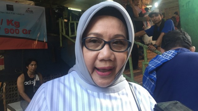 Inspektur Jenderal Kemendag Srie Agustina melakukan inspeksi harga kebutuhan pokok jelang ramadhan di pasar minggu, Jakarta Selatan, Rabu