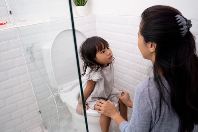 Ilustrasi melatih anak toilet training. Foto: Shutterstock