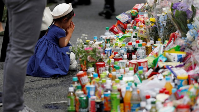 Masyarakat berdoa serta meletakan bunga dan makanan ringan di lokasi penikaman di Kawasaki, Jepang, Rabu, (29/5). Foto: REUTERS/Issei Kato