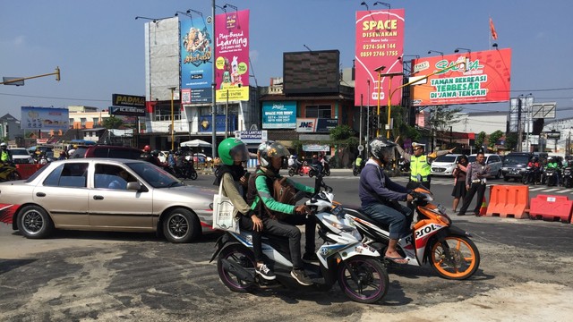 Proyek pembangunan underpass di Simpang Kentungan, Ring Road Utara, Kabupaten Sleman, Daerah Istimewa Yogyakarta akan dibuka pada musim Lebaran tahun ini. Foto: Arfiansyah Panji Purnandaru/kumparan
