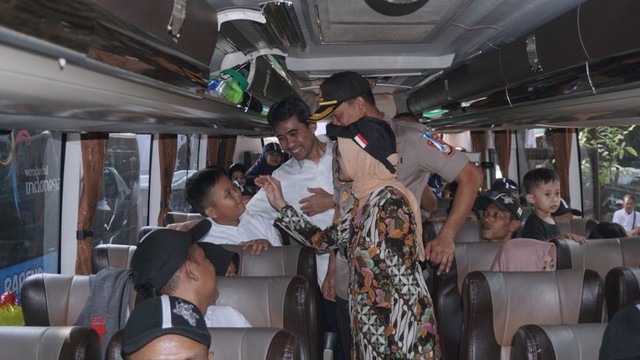 VP Public Relation PLN Dwi Suryo Abdullah (kedua kiri) berada di dalam bus saat melepas Mudik Gratis Bareng PLN di Kantor pusat PLN, Jakarta. Foto: Fanny Kusumawardhani/kumparan