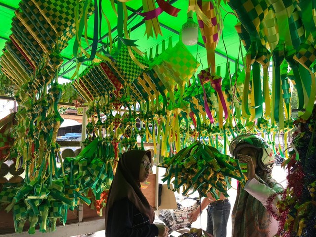 Pembeli memilih ketupat hias di lapak Nandar. Foto: Teri/Hi!Pontianak