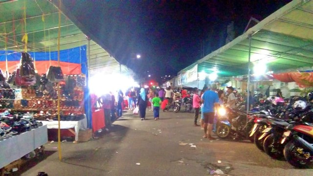 Aktifitas Pasar senggol atau pasar malam, di Kota Gorontalo. Selasa, (28/5). Foto : Rahmat Ali/banthayoid
