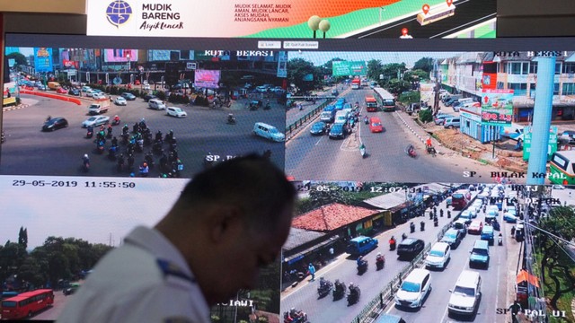 Petugas memerhatikan CCTV jalur mudik di Posko Tingkat Nasional Angkutan Lebaran Terpadu 2019, Jakarta, Rabu, (29/5). Foto: Helmi Afandi Abdullah/kumparan