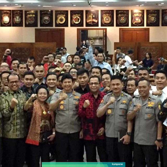 Foto bersama usai kunjungan advokat pengawal Pancasila di Rupatama, Mabes Polri, Jakarta Rabu (29/5). Foto: Mirsan Simamora/kumparan