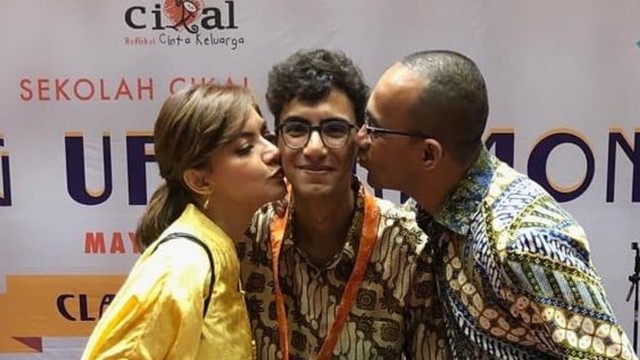 Najwa Shihab dapat surat menyentuh dari putranya, Izzat. Foto: Instagram/@najwashihab