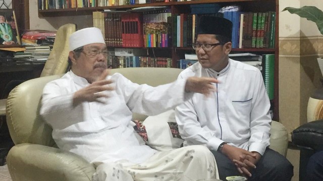 KH Tholchah Hasan (kiri). Foto: Dok. KH Cholil Nafis