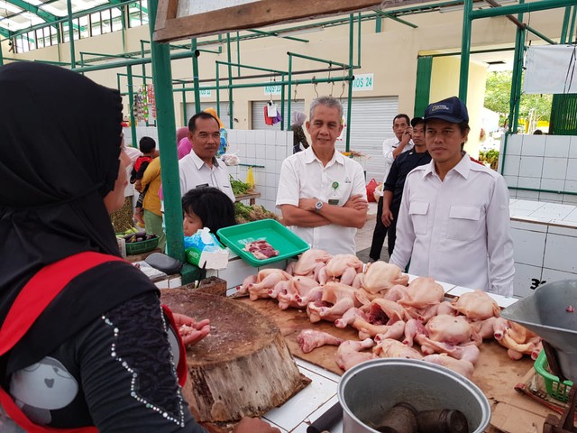 Anggota DPR RI Komisi VI Hamdhani (kanan) bersama Kepala Disperindagkop UKM Kobar Muhammad Yadi menegur pedagang daging ayam yang menaikan harga di Pasar Cempaka Palagan Sari Pangkalan Bun. (Foto: Joko Hardyono)