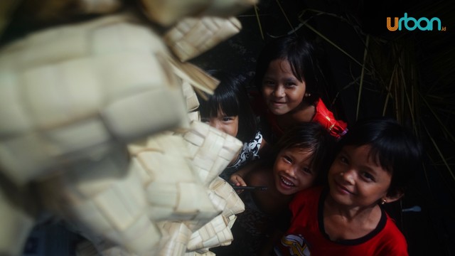 Anak-anak di kampung saudagar Yu Cing, salah satu pusat kerajinan ketupat di Palembang, Rabu (29/5). Foto: abp/Urban Id