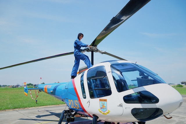 Bripka Indria Pujiastuti, Penerbang Helikopter Perempuan Pertama Kepolisian Republik Indonesia. Foto: Avissa Harness/ kumparan