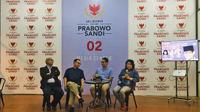 Diskusi dan buka bersama di media center Prabowo-Sandi, Rabu (29/5). Foto: Muhammad Darisman/kumparan