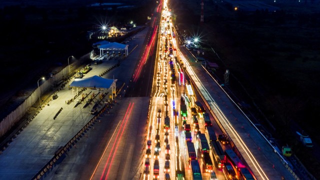 Ratusan kendaraan antre memasuki Gerbang Tol Cikampek Utama, Cikampek, Jawa Barat, Rabu (29/5). Foto: ANTARA FOTO/Sigid Kurniawan