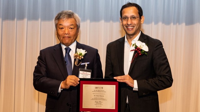 Pendiri dan CEO GOJEK Nadiem Makarim (kanan) meraih penghargaan Nikkei Asia Prize. Foto: GOJEK