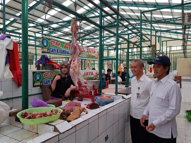 Anggota DPR RI Komisi VI Hamdhani bersama Kepala Disperindagkop UKM Kobar sidak ke Pasar Cempaka Palagan Sari Pangkalan Bun. (Foto: Joko Hardyono)