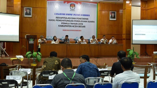 Komisioner KIP Aceh melanjutkan rapat pleno hasil Pemilu di Aceh Besar, setelah komosioner KIP Aceh Besar diberhentikan KPU. Foto: Adi Warsidi/acehkini