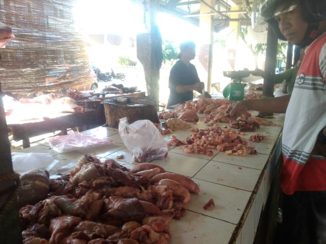 Pedagang daging di pasar Muntok. (Ist)