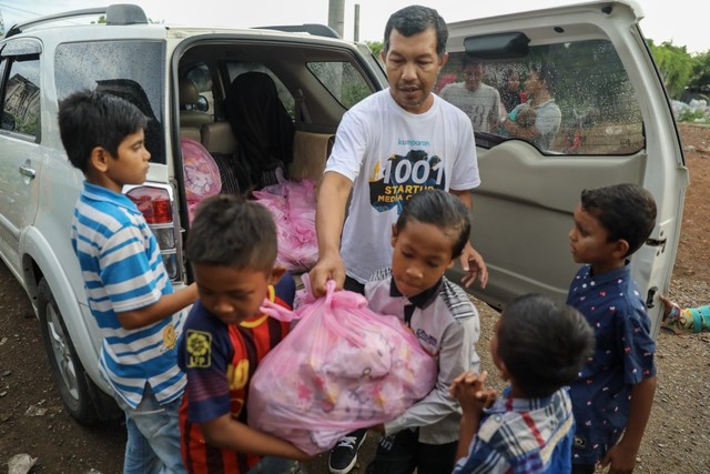 CEO acehkini Adi Warsidi setiba di lokasi berbagi takjil kepada anak-anak pemulung di Gampong Jawa, Banda Aceh, rangkaian kegiatan Kitabisa yang sedang menjalankan campaign #BisaMakan selama Ramadhan 1440 H, Rabu (29/5). Foto: Suparta/acehkini