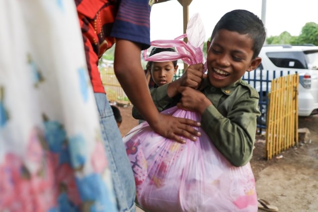 Makanan Dibalas Senyuman: Berbagi dengan Anak-anak Pemulung di Aceh (111737)