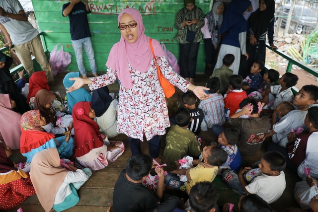 Makanan Dibalas Senyuman: Berbagi dengan Anak-anak Pemulung di Aceh (111738)