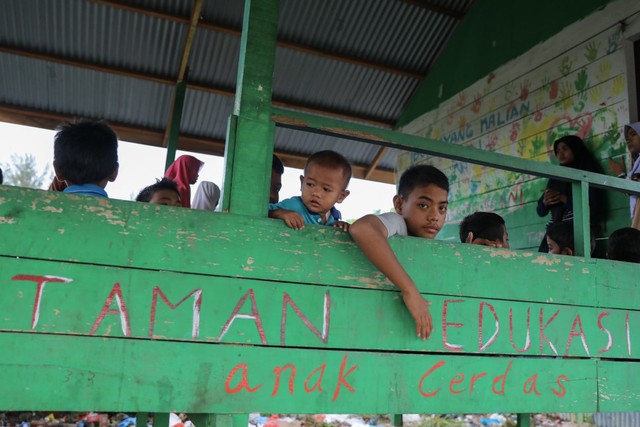 Makanan Dibalas Senyuman: Berbagi dengan Anak-anak Pemulung di Aceh (111739)