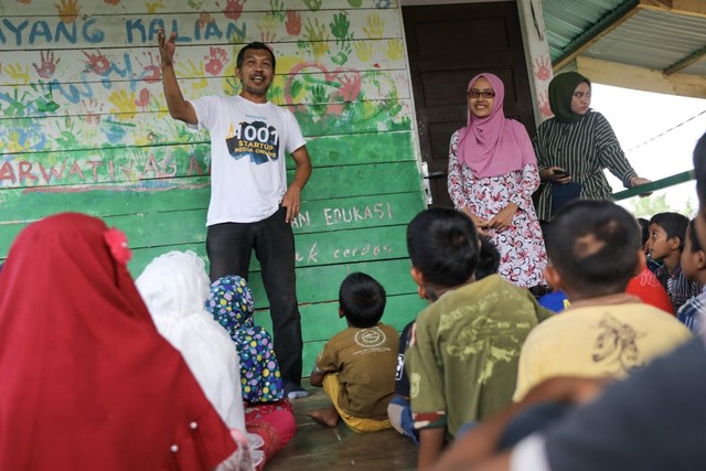 Makanan Dibalas Senyuman: Berbagi dengan Anak-anak Pemulung di Aceh (111740)