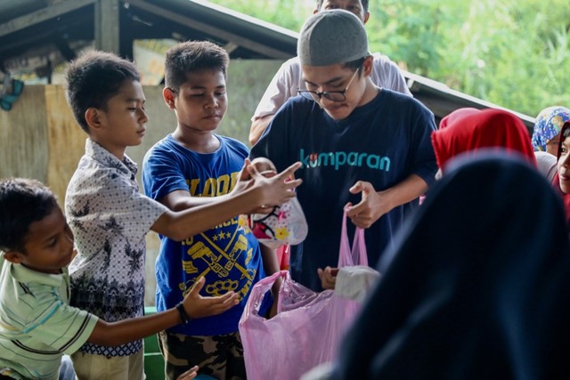 Makanan Dibalas Senyuman: Berbagi dengan Anak-anak Pemulung di Aceh (111743)