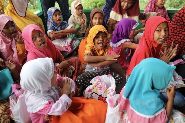 Makanan Dibalas Senyuman: Berbagi dengan Anak-anak Pemulung di Aceh (111741)