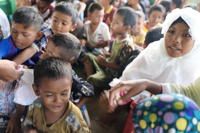 Makanan Dibalas Senyuman: Berbagi dengan Anak-anak Pemulung di Aceh (111744)