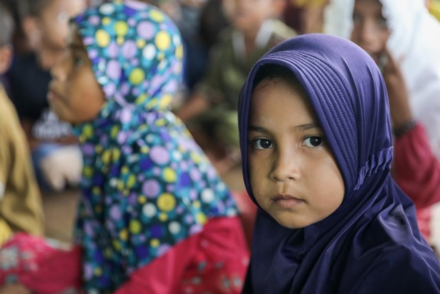 Makanan Dibalas Senyuman: Berbagi dengan Anak-anak Pemulung di Aceh (111742)