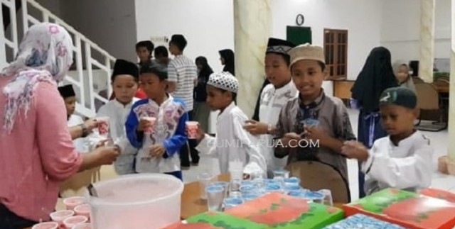 Makan besama Kitabisa di Ponpes Al Payage, Kota Jayapura. (BumiPapua.com/Lazore)
