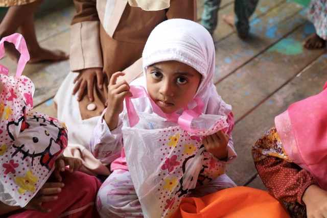 Makanan Dibalas Senyuman: Berbagi dengan Anak-anak Pemulung di Aceh (111745)