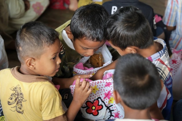 Makanan Dibalas Senyuman: Berbagi dengan Anak-anak Pemulung di Aceh (111746)