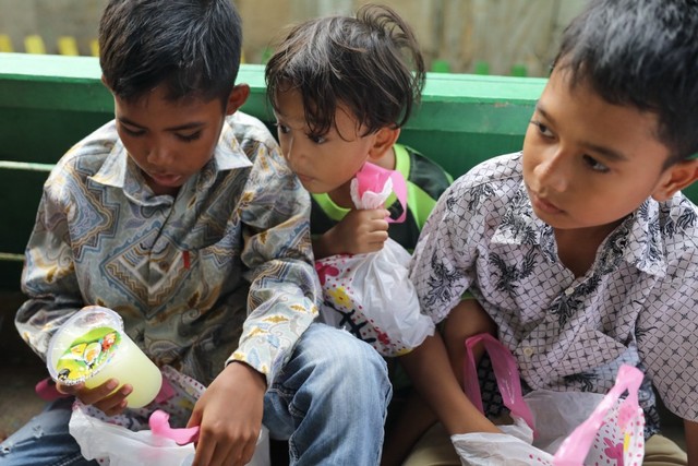 Makanan Dibalas Senyuman: Berbagi dengan Anak-anak Pemulung di Aceh (111747)