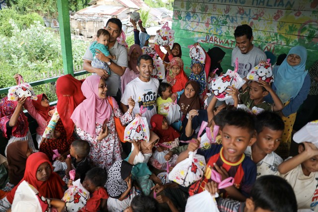 Makanan Dibalas Senyuman: Berbagi dengan Anak-anak Pemulung di Aceh (111748)