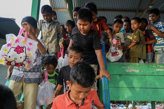 Makanan Dibalas Senyuman: Berbagi dengan Anak-anak Pemulung di Aceh (111749)