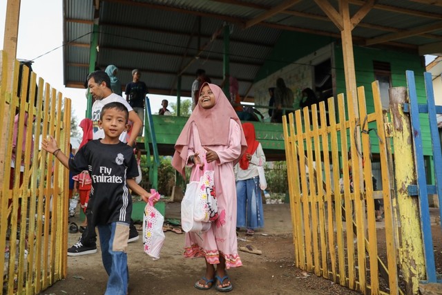 Makanan Dibalas Senyuman: Berbagi dengan Anak-anak Pemulung di Aceh (111750)