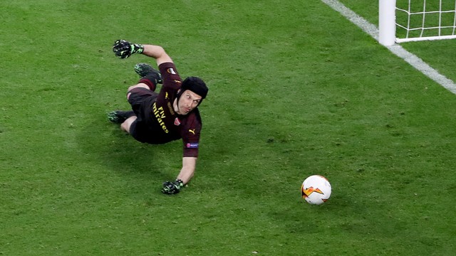 Cech gagal menepis sepakan Pedro. Foto: REUTERS/Anton Vaganov